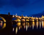 歐洲最美麗橋樑──卡爾大橋
