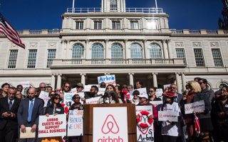 不滿被騷擾 Airbnb房主市政廳抗議