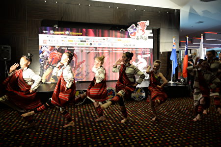 剪彩结束后，来自北岸的少年舞团表演了充满台湾原乡气息的舞蹈“泰雅”，呼应了今年台湾电影节的原住民主题。（欧阳云舒／大纪元）