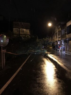 警察冒着风雨紧急处理路况、排除障碍 。（新竹县警察局提供）