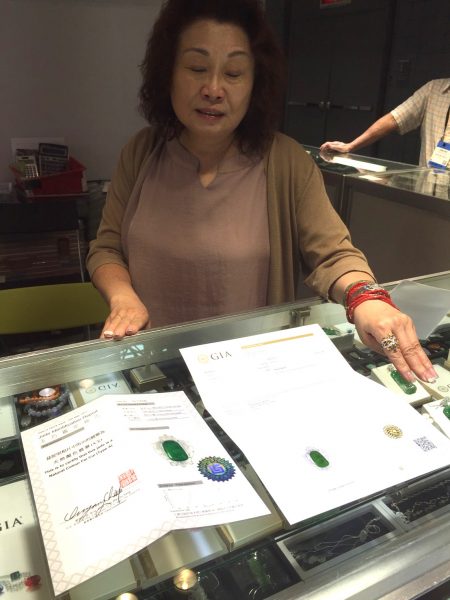 Lings首饰店老板陈龄给客人展示他们产品的GIA证书。