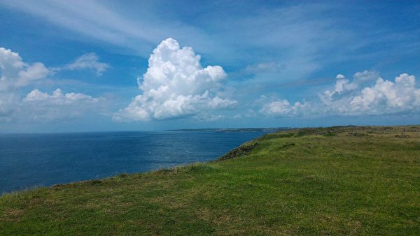 澎湖碧海藍天連成一色，到處都可以看見風的影子。（陳大偉／大紀元）