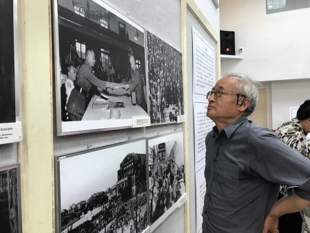 美东黄埔四海同心会纪念抗战爆发80周年，图为观众在观看抗战历史图片展。