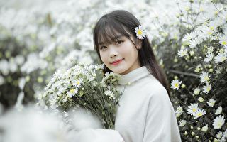 https://pixabay.com/photos/girl-flowers-model-portrait-asian-5778431/