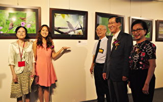 前副總統蕭萬長(右2)與新竹縣文化局長張宜真(左2)等人，到場欣賞攝影大師作品。（賴月貴／大紀元）