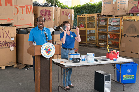 蒙郡郡長萊格特7月21日到Shady Grove器材處理和中轉站，呼籲民眾不要亂扔生活垃圾，以免夏季炎熱起火。（石青雲／大紀元）