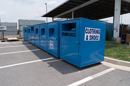 Shady Grove器材处理和中转站提供的衣物回收处。（石青云／大纪元） 