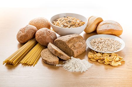 全麥麵包、早餐麥片中可能也含有果葡糖漿。(Shutterstock)