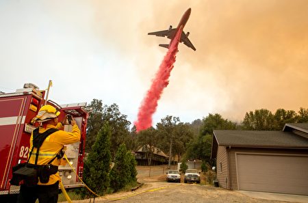 有近4,500名消防员在马里波萨县参与救火，还动用了直升机和消防飞机来灭火。（Josh Edelson/Getty Images）