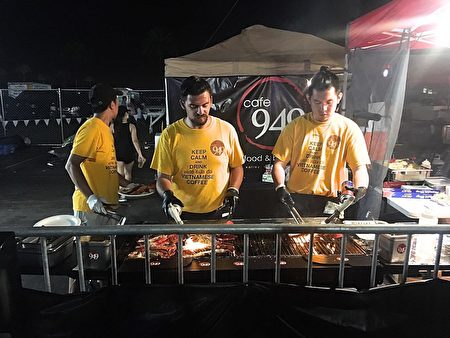626夜市龍蝦攤位，三位工作人員正在認真烤製龍蝦。（李甜／大紀元）