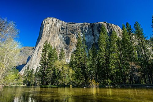 伊尔酋长岩是一块高达900米的巨型灰黑色花岗岩石，在整个优胜美地谷和冰川点都能看到。(Frank Ravizza/CC/Pixabay)