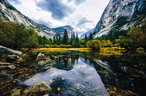 鏡湖是優勝美地國家公園內的一個小的、季節性的湖泊，是公園內著名的攝影景點。 (David Mark/CC/Pixabay)