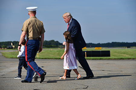 US President Donald Trump arrives in Morristown, New Jersey, on August 4, 2017, with grandchildren Arabella Kushner and Joseph Kushner. Trump will spend a 17-day vacation at his golf course in Bedminster, New Jersey. / AFP PHOTO / Nicholas Kamm