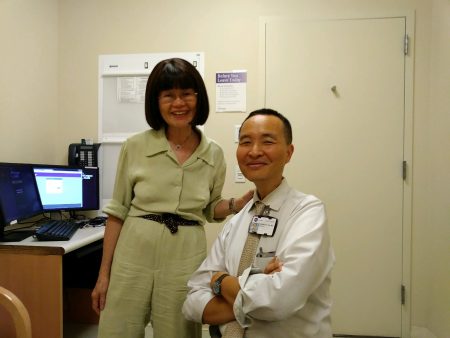 資深護士周梅麥拉（左）與放射腫瘤科的華裔醫生Dr. K. Hu。 (周梅麥拉提供)