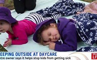 珀斯一间托儿所可为家长提供选择，让孩子睡在户外以避免冬季疾病。 
（视频截图）