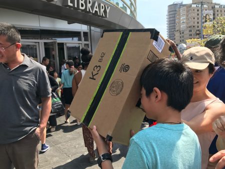 公立第188小学的10岁华裔学生谢山，用纸箱自制工具观测日全蚀。