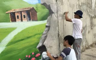 彩绘墙创作过程。（竹东镇公所提供）