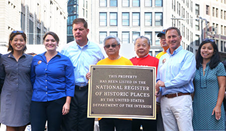 美國聯邦內政部代表頒發「國家歷史名錄文物」的地誌銅牌給中華公所。(黃劍宇/大紀元)