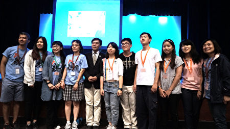 侨教中心主任欧宏伟(左5)率领“搭侨计划”的5位台湾青年和夏令营的主任及重要干部合影。(曾仁/大纪元)