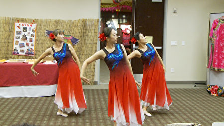 在研習營開幕式上表演的舞蹈「中國民謠」。（楊陽／大紀元）