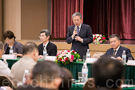 勞動部常務次長林三貴（左2）、工總副理事長林明儒（右2）23日出席「工業團體負責人與政府部會首長有約」座談會。（陳柏州／大紀元）