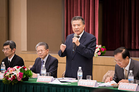 勞動部常務次長林三貴（左2）、工總副理事長林明儒（右2）23日出席「工業團體負責人與政府部會首長有約」座談會。（陳柏州／大紀元）