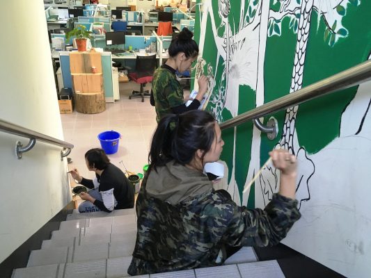 大同鄉南山部落青年藝術家彩繪辦公廳舍，呈現著原鄉部落文化。（羅東林管處提供）