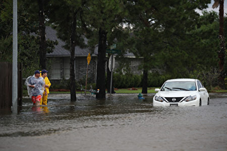 休斯頓進入抗洪第四天，市內很多道路淹水。(Photo by Joe Raedle/Getty Images)