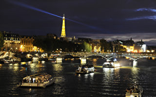 2016年法國蟬聯全球最受歡迎的旅遊目的地。圖為巴黎的埃菲爾鐵塔附近，觀光客搭船遊塞納河。(MIGUEL MEDINA/AFP/Getty Images)