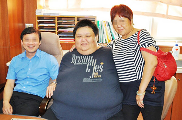 胖哥呂宗憲（中）減重前體重一度飆到280公斤，他聽已去世媽媽（右）的話，接受2次減重手術，配合持續性運動及飲食控制，努力減肥。（台南市立安南醫院提供/中央社）