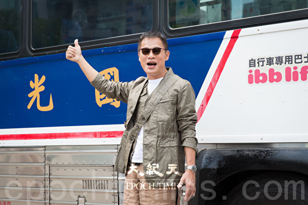 歌手羅大佑8月11日在台北搭乘國光號巴士登場，象徵遊子歸鄉。（陳柏州／大紀元）