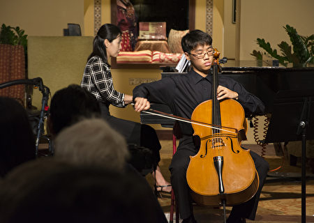 美国青年领袖联合会圣地亚哥分会（AYLUS San Diego Branch）的年轻高中生们成功举行了第二届年度义演，为圣地亚哥聋哑人服务中心筹款。图为杨博丞演奏大提琴。（杨婕／大纪元）