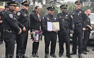 舊金山華裔警員馮英偉（中間拿獎狀者）因為及時救活一名昏迷的老人，8月15日受到市議會的表彰。（景雅蘭／大紀元）