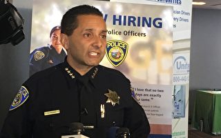 灣區捷運警局局長卡洛斯·羅哈斯（Carlos Rojas）表示：希望所有求職的人員到BART警察部門看看。（景雅蘭／大紀元）
