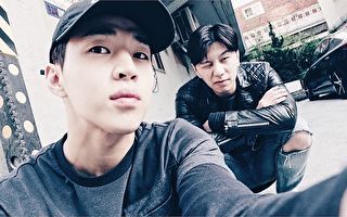 梁根荣（右）赴美就读伯克利音乐学院，在学时因与Super Junior-M的Henry（左）同窗，在Henry引荐下，随他一起到韩国音乐圈发展。（BAMM LLP提供）
