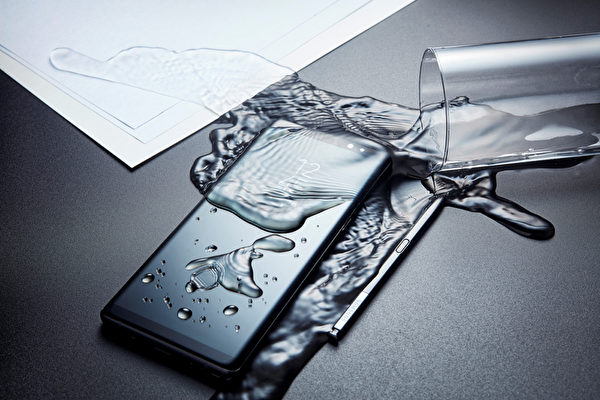 三星电子推出Note系列旗舰新机Galaxy Note8，机身和S Pen皆具备IP68 防水防尘，即使萤幕遇水，仍可流畅地书写。（三星提供）