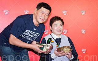 歌手蔡義德（右）8月30日在台北出席最新台語專輯「咱是一家人」記者會，好友澎恰恰（左）站台力挺。（陳柏州／大紀元）