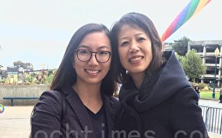 8月30日，香港移民康梓娟（左）和妈妈一起来参加入籍宣誓仪式。（李文净／大纪元）
