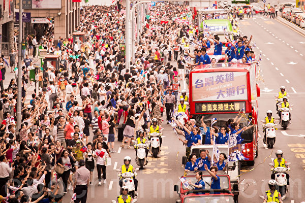 2017台北世大運「台灣英雄大遊行」8月31日登場，約兩百名中華隊選手從凱達格蘭大道出發，最終抵達市府前廣場，一路接受民眾喝采。（陳柏州／大紀元）