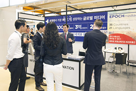 參展第三屆韓經國際房地產博覽會的大紀元媒體集團（EPOCH MEDIA GROUP）的韓國行銷部長對諮詢顧客進行說明的場面。（全景林／大紀元）
