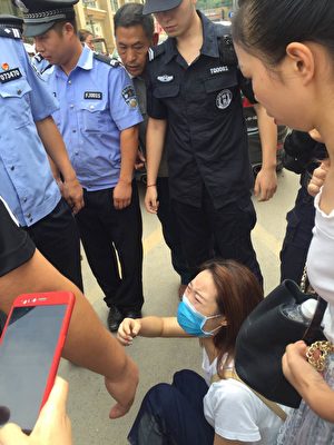 8月26日、27日，湖北荆门市星球商业中心卖女装的百余名商户打横幅维权遭保安、警察镇压。（受访者提供）