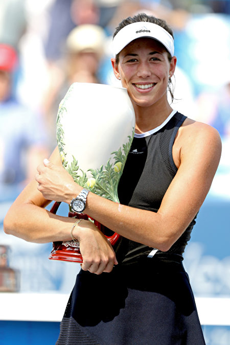 西班牙姑娘穆古魯扎橫掃賽會二號種子哈勒普，奪得辛辛那提網賽女單冠軍。(Matthew Stockman/Getty Images)