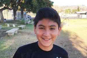 8月26日，哈岗男孩费利佩·克鲁兹（Felipe Andres De La Cruz）在西敏市高中（Westminster High School）的一场足球比赛中猝死。（Ron Esparza提供）