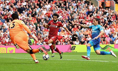 利物浦主場4：0橫掃阿森納。圖為利物浦球員進攻瞬間。 (Michael Regan/Getty Images)