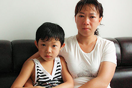 遲麗華和女儿幼時在中國的合影（遲麗華提供）
