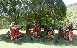 親愛愛樂弦樂團在奧萬大國家森林遊樂區，分享維也納首獎樂音。（彭秋燕／大紀元）