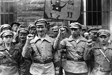 1928年9月1日，“反法西斯运动”（Antifa，即苏联的开展暴力和恐吓活动的组织）的德国成员，在行握拳礼。 (Fox Photos/Getty Images)