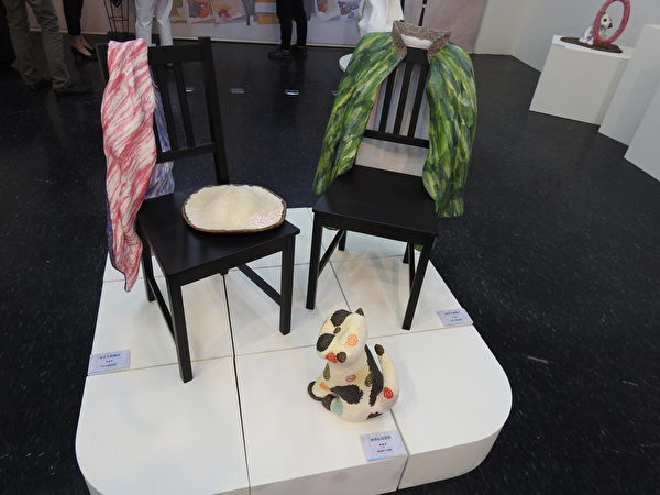 纸浆雕塑艺术家廖丽华在“幸福常溺‧在我家”纸雕特展中所展出的作品《此刻心花怒放》（下），以及《男主人的椅子》（右）、《女主人的椅子》（左）。（蔡上海／大纪元）