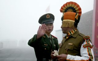 印度和中国 加拿大人更喜欢和谁打交道？