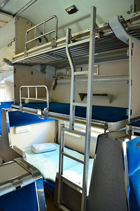 583系电车卧铺内装，白天是一班列车，晚上座椅变卧铺。（大宫铁道博物馆／提供）